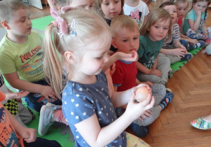 Przedszkolaki oglądają jajko bez rozpuszczonej w occie skorupki